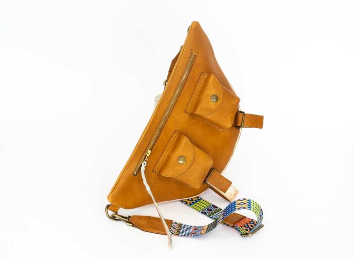 Shoulder bag in caramel leather with zip and two pockets