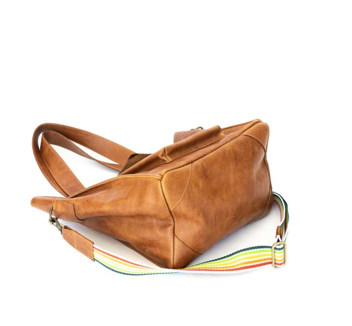 Image of the large bottom of the tote shoulderbag.